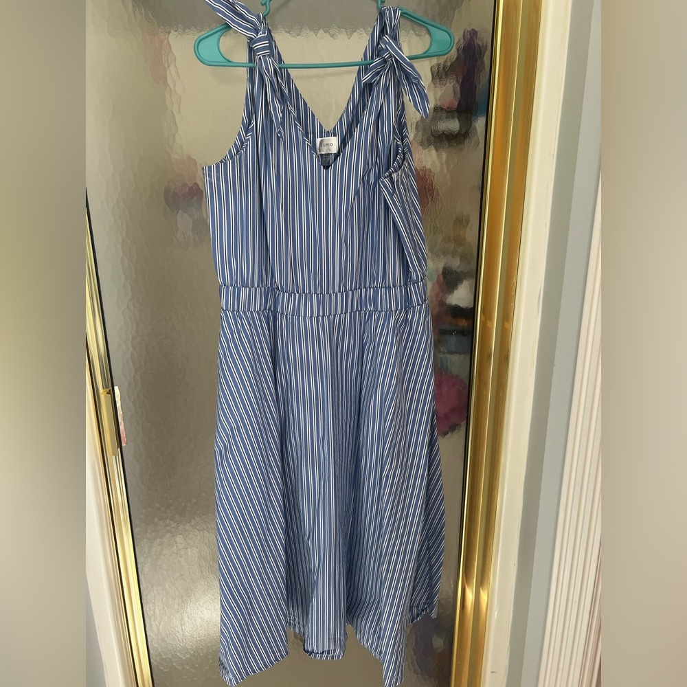 Cupio dress with tie sleeve